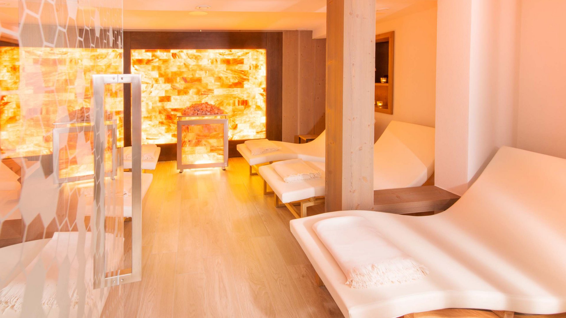 Hahnenköpfle: Ferienwohnung, Lodge und Hotel in Oberstdorf Entspannungsraum mit Liegestühlen und beleuchtetem Salzsteinwand