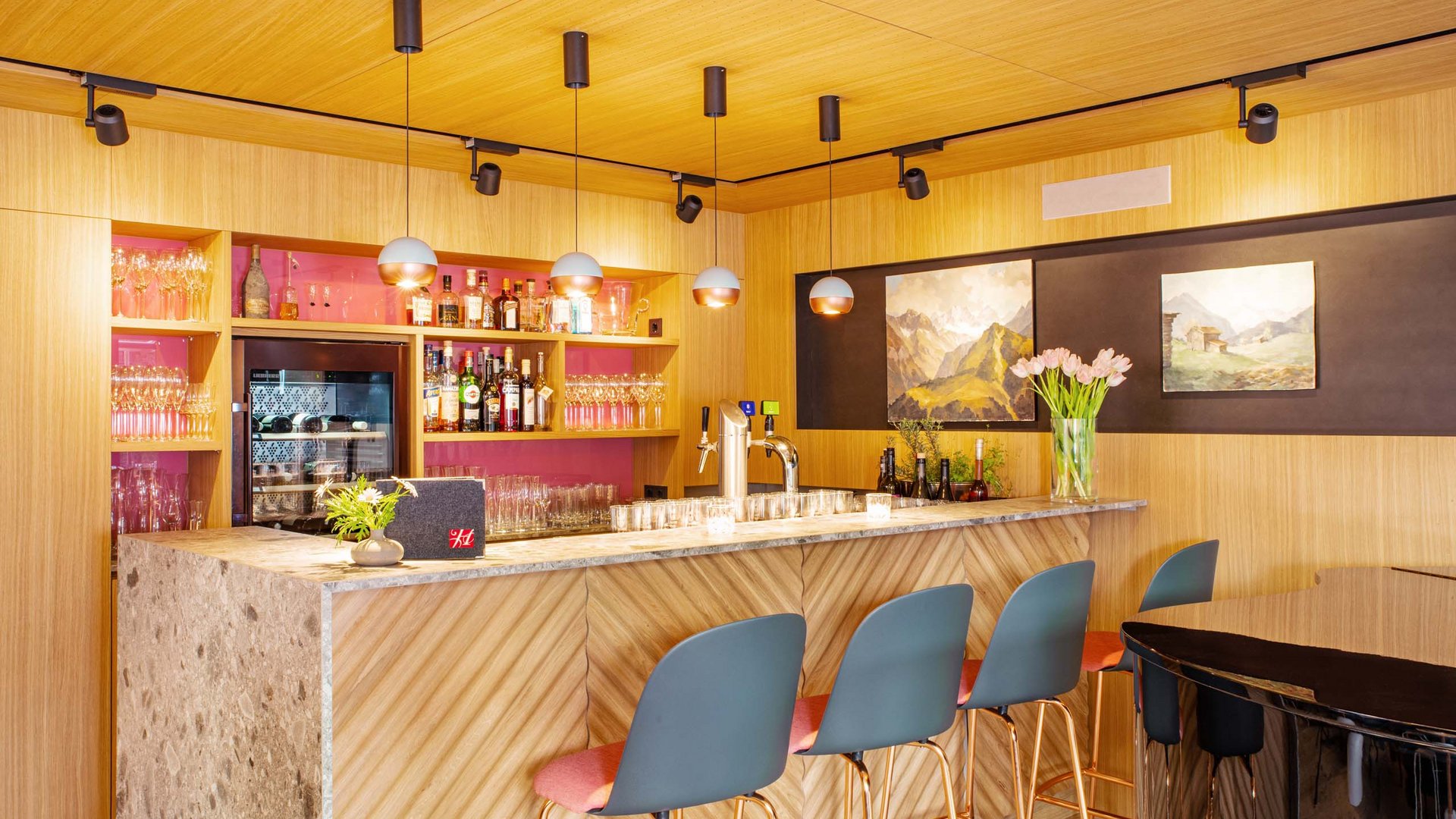 Euer Hotel in Oberstdorf mit Halbpension Moderner Barbereich mit Holzvertäfelung und blauen Barhockern